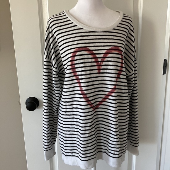 Simple a large sweatshirt heart black and white stripes - Picture 3 of 13